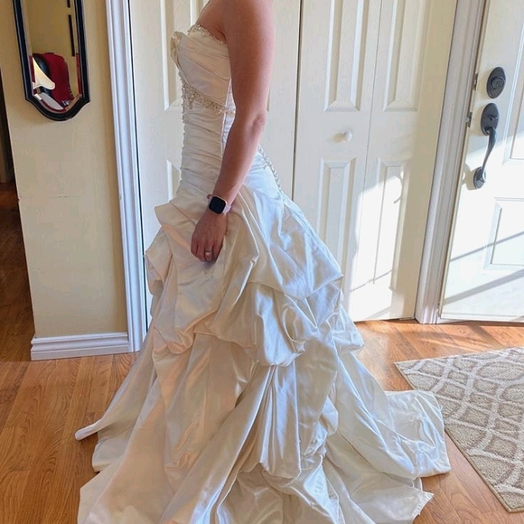 Beautiful ivory wedding dress ballgown in EUC! - Picture 7 of 10